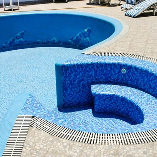 Custom Mosaics by MEC | Mosaic swimming pool featuring a combo of ocean waves design and a lively blue mosaic tile random color mix.